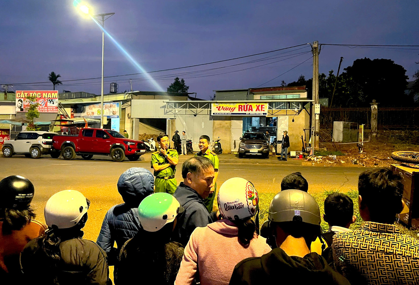 Cảnh sát phong toả căn nhà, truy tìm nghi phạm vụ cướp ngân hàng ở Gia Lai - Ảnh 4