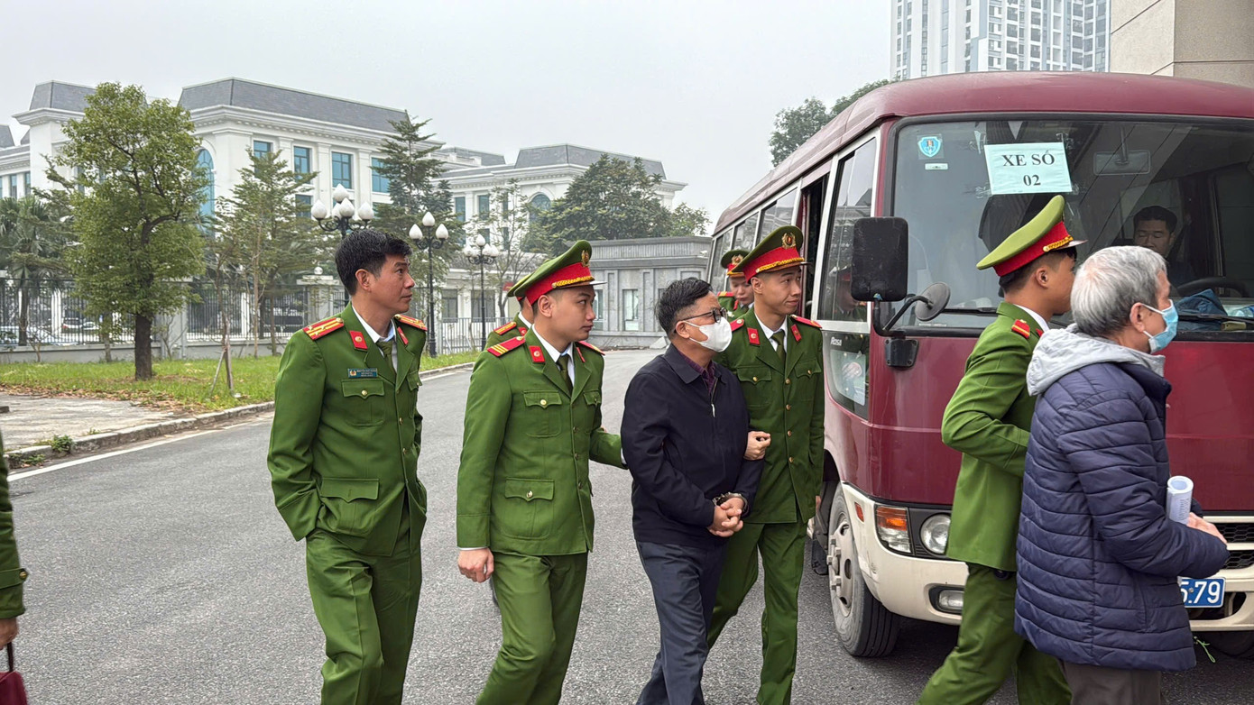 Cảnh sát dẫn giải dàn cựu lãnh đạo Tổng công ty Xi măng Việt Nam đến tòa - Ảnh 7