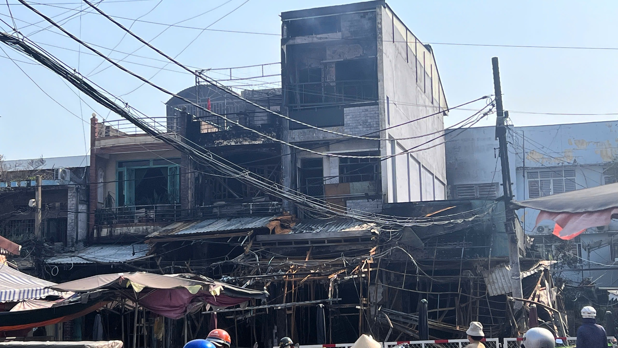 TPHCM: 84 cảnh sát tham gia chữa cháy vụ cháy 4 căn nhà ở phường Bình Đông - Ảnh 1