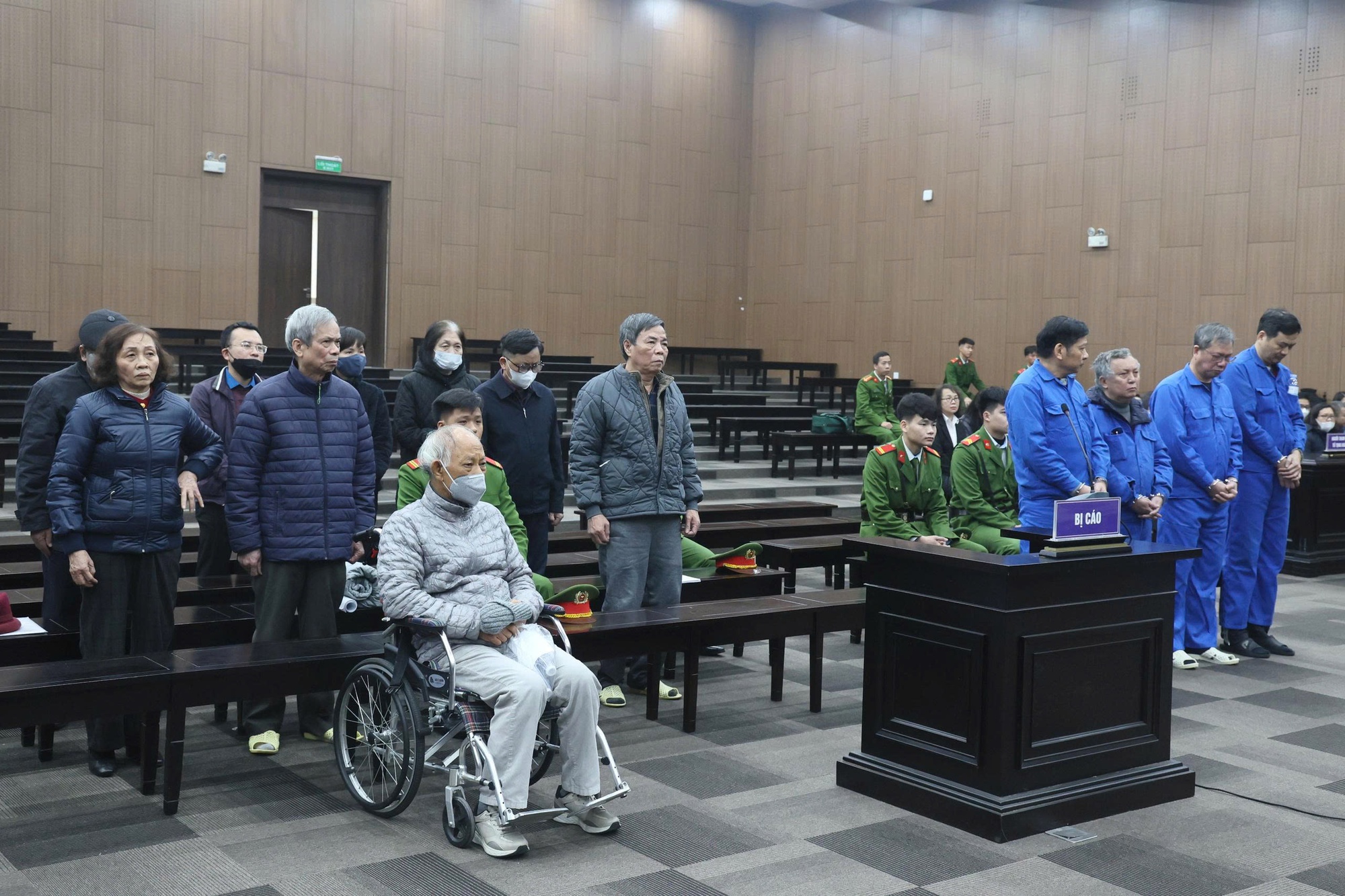 Cựu tổng giám đốc VICEM nói "không ngạc nhiên" khi nhận "quà Tết" hàng trăm triệu đồng - Ảnh 1