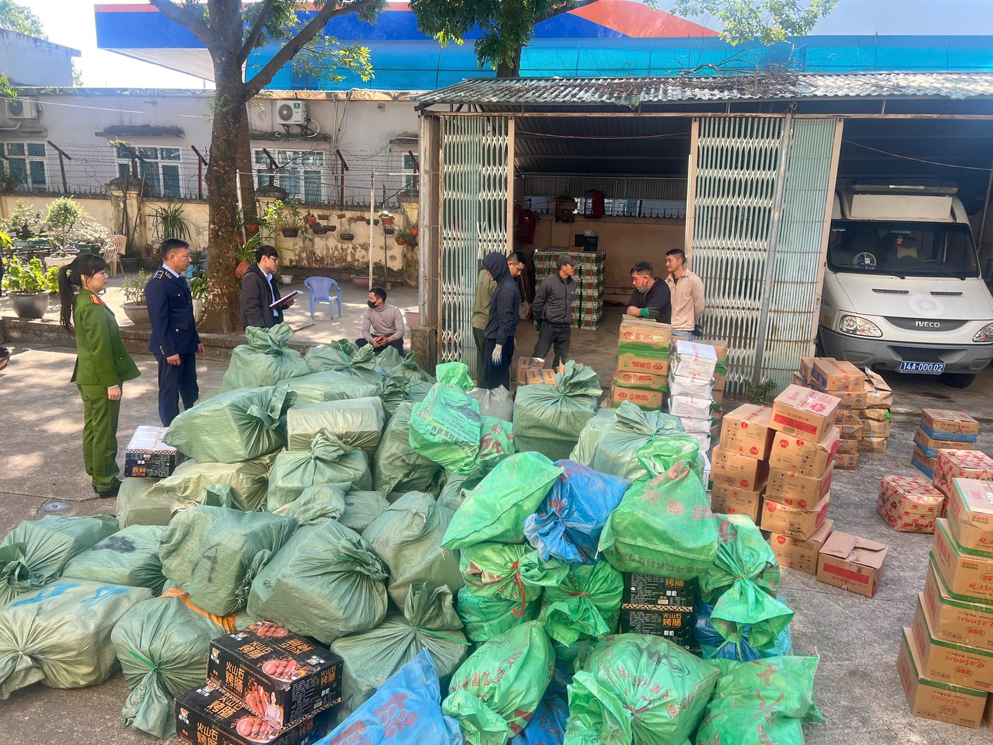 Bắt “ông trùm” chuyên thu mua thực phẩm đóng gói trôi nổi ở Quảng Ninh: 3.790 kg xúc xích, chả mực, tôm hùm, ốc đỏ chờ tuồn ra thị trường Tết - Ảnh 1