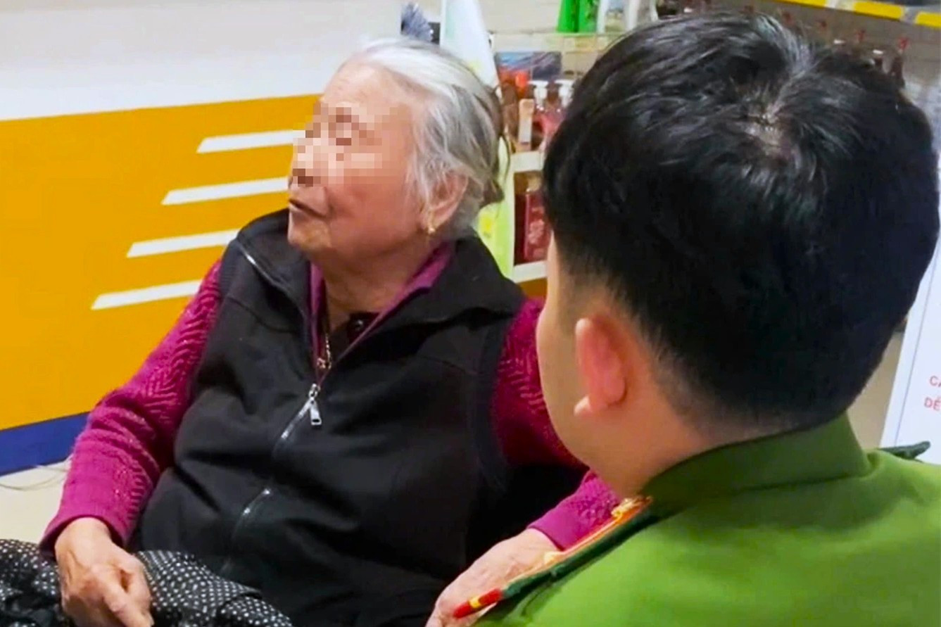 Sau cuộc gọi lạ, cụ bà 79 tuổi hốt hoảng mang sổ tiết kiệm ra ngân hàng - Ảnh 1