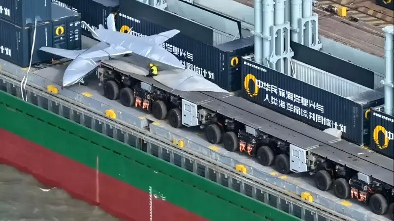 Trung Quốc hoán cải tàu container phương tiện mang máy bay chiến đấu - Ảnh 1