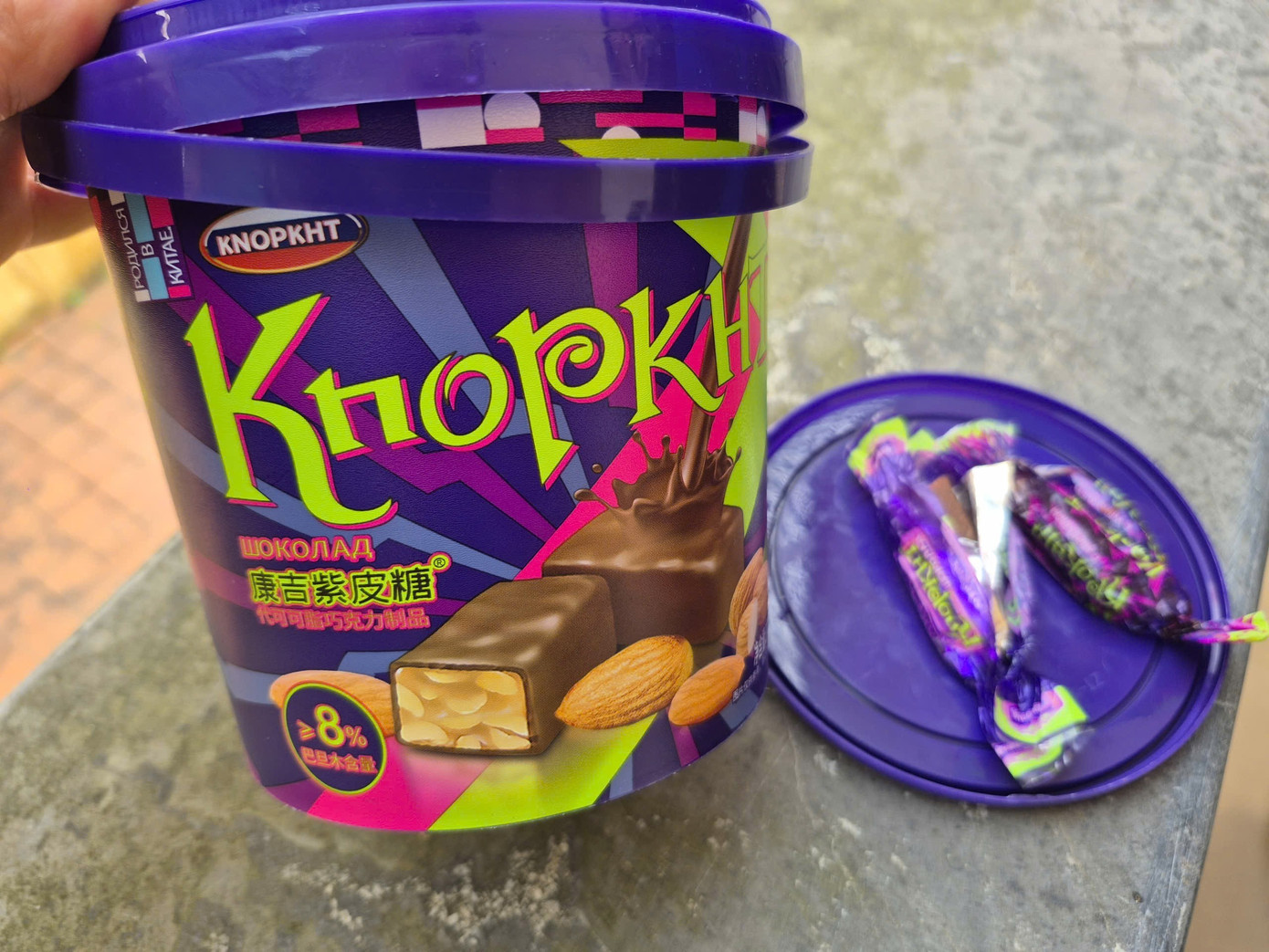 'Hàng xách tay' tràn lan cửa khẩu - Ảnh 1