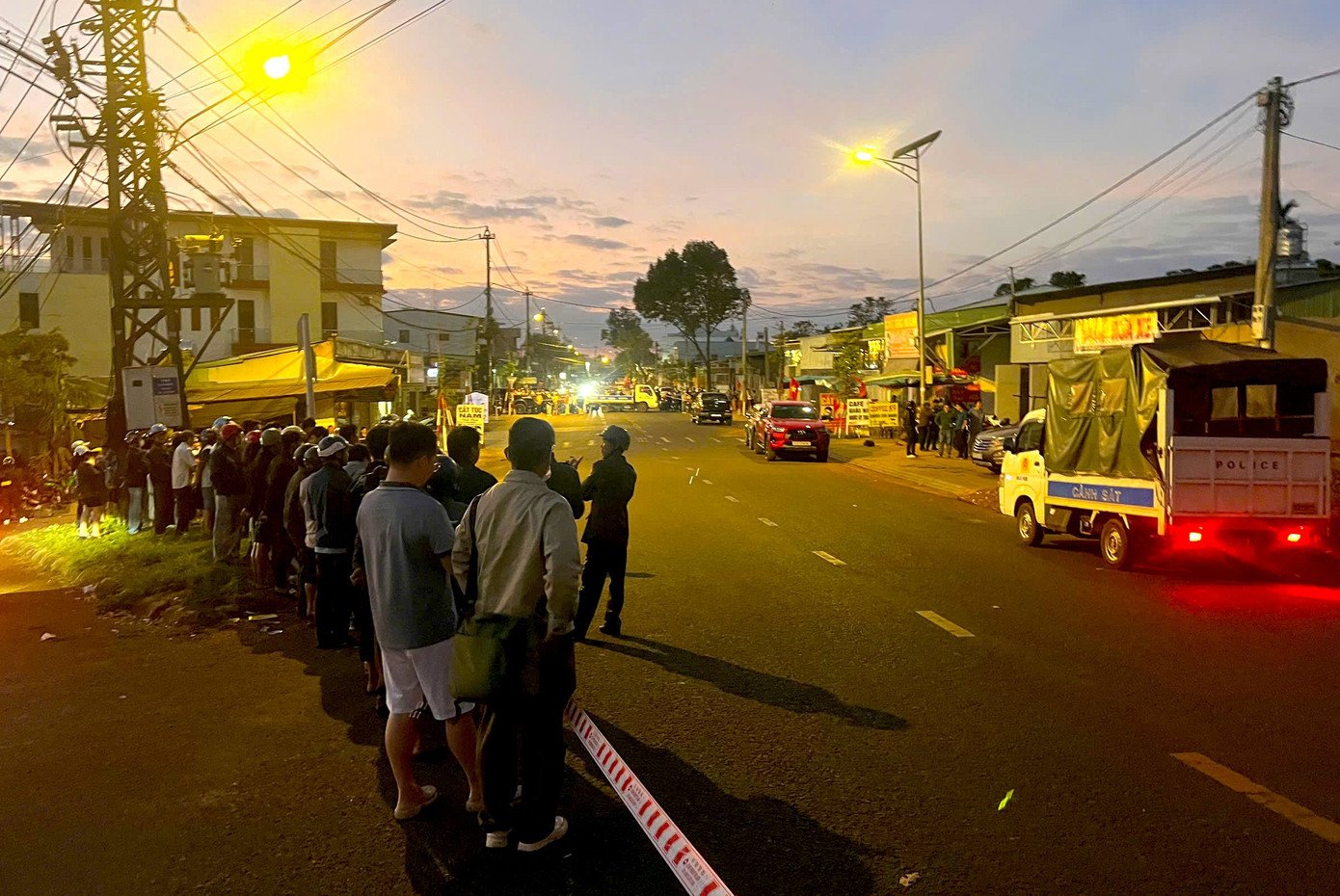 Cảnh sát phong toả căn nhà, truy tìm nghi phạm vụ cướp ngân hàng ở Gia Lai - Ảnh 3