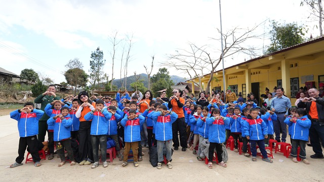 Bật Tết vùng biên: FPT Shop mang công nghệ đến gần hơn với học sinh Mường Lạn - Ảnh 2