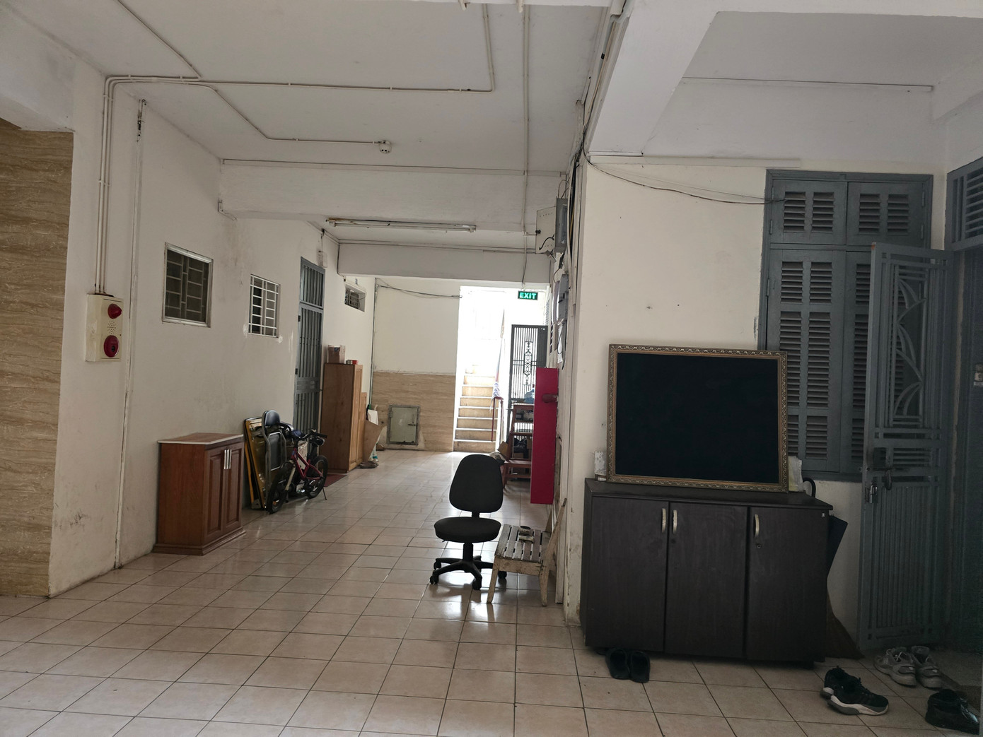 Hà Nội: Cận cảnh hành lang, cầu thang thoát hiểm của chung cư biến thành nhà kho - Ảnh 3