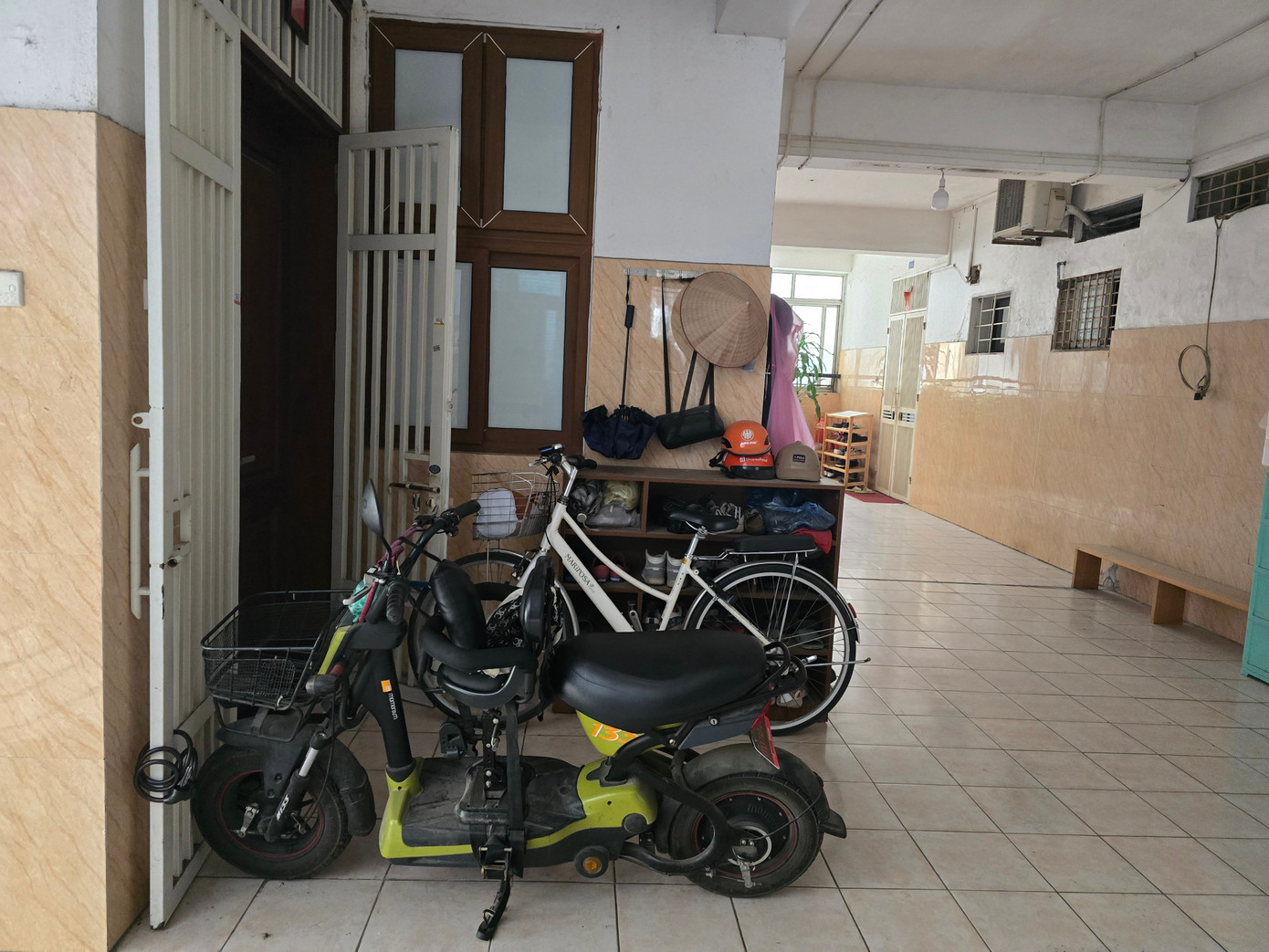 Hà Nội: Cận cảnh hành lang, cầu thang thoát hiểm của chung cư biến thành nhà kho - Ảnh 4