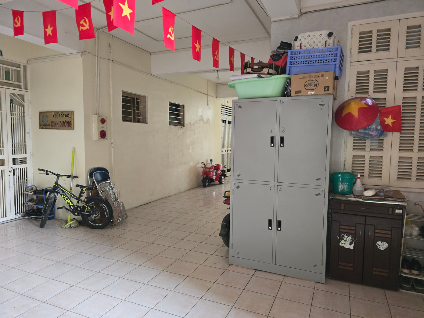 Hà Nội: Cận cảnh hành lang, cầu thang thoát hiểm của chung cư biến thành nhà kho - Ảnh 6