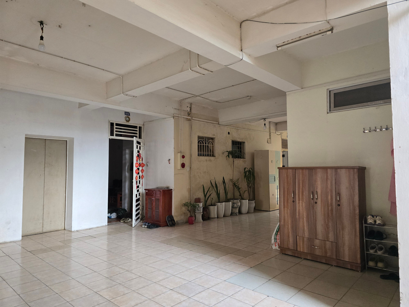 Hà Nội: Cận cảnh hành lang, cầu thang thoát hiểm của chung cư biến thành nhà kho - Ảnh 9