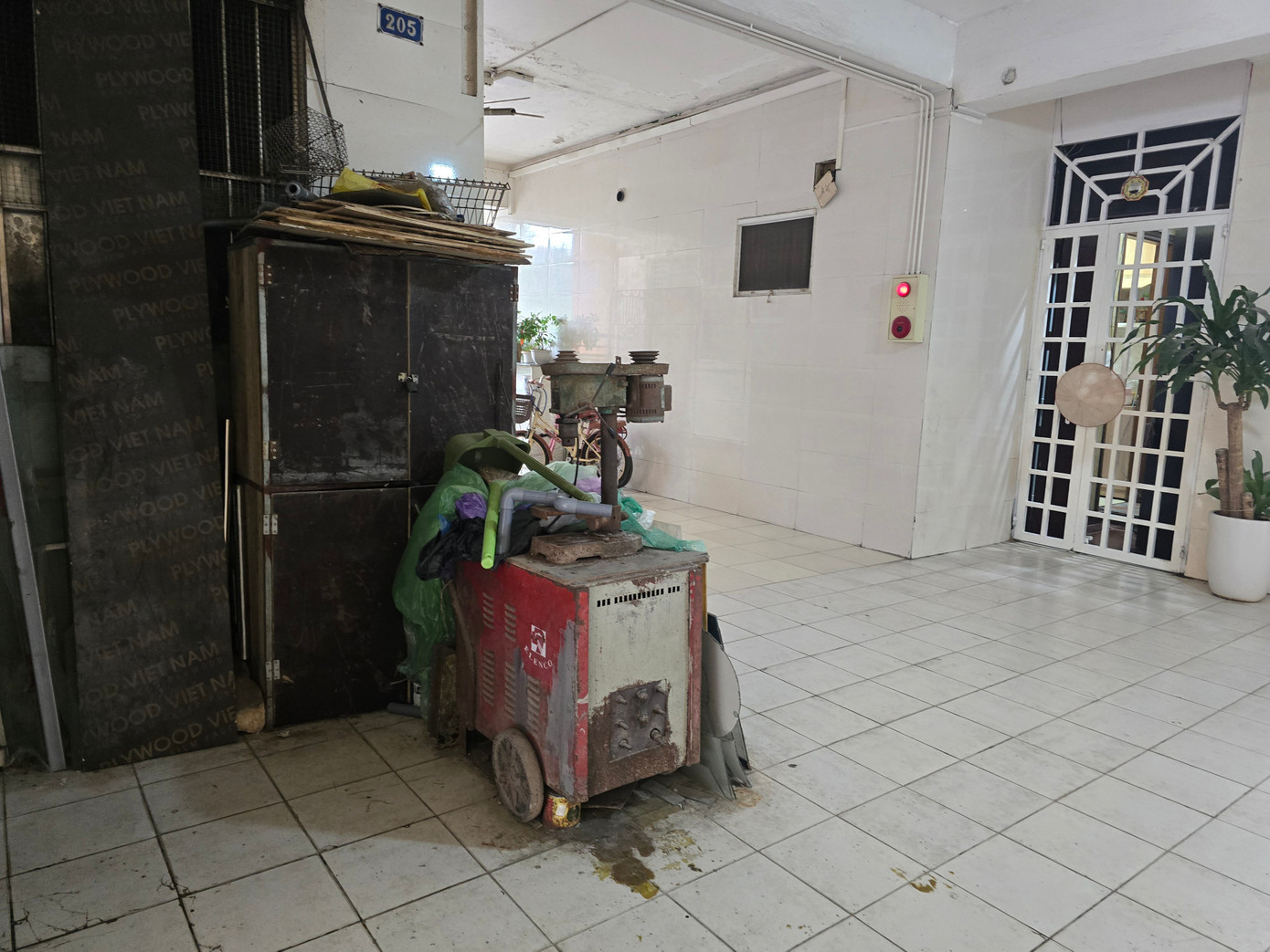 Hà Nội: Cận cảnh hành lang, cầu thang thoát hiểm của chung cư biến thành nhà kho - Ảnh 12