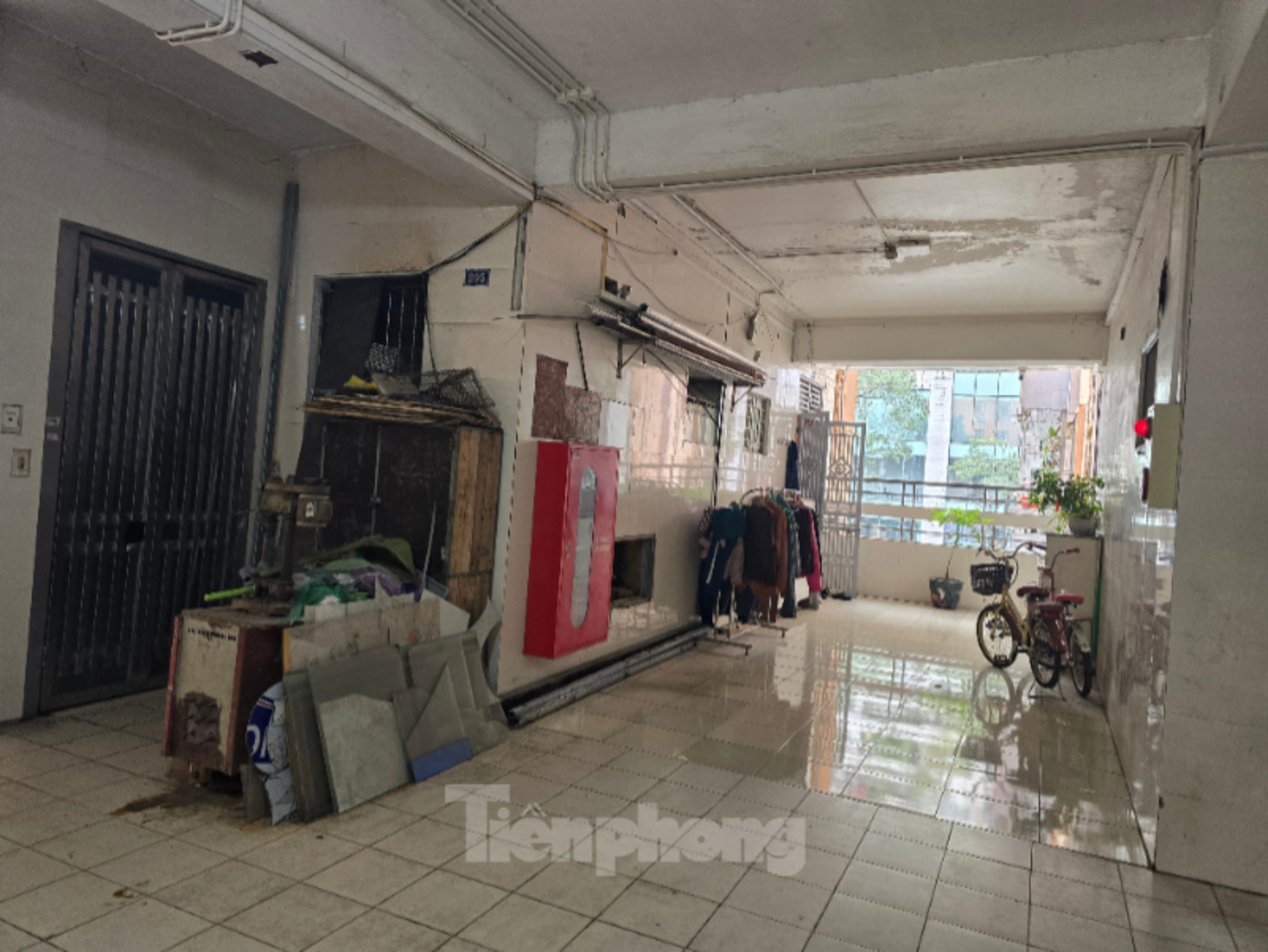'Nở rộ' hành lang chung cư bị biến thành kho chứa, nơi sử dụng riêng - Ảnh 3