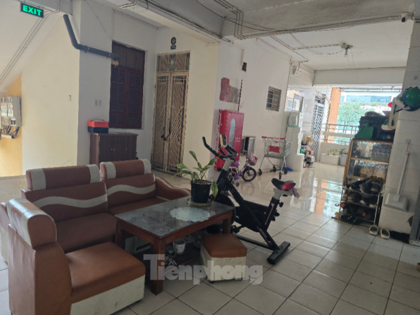 'Nở rộ' hành lang chung cư bị biến thành kho chứa, nơi sử dụng riêng - Ảnh 1