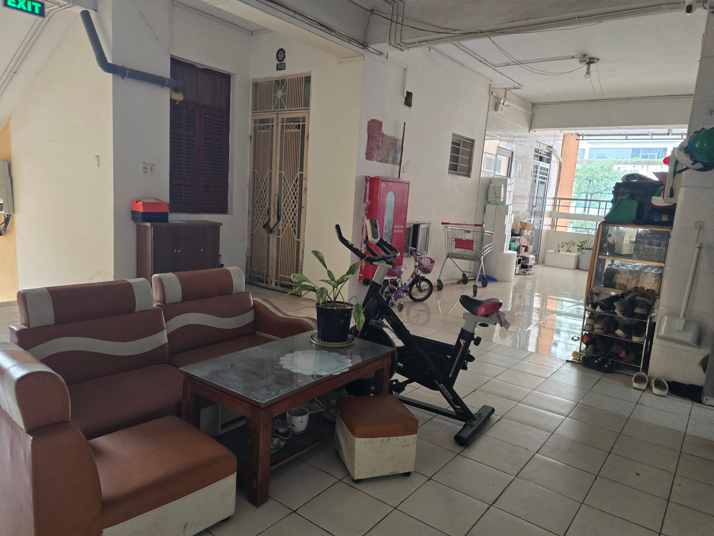 Hà Nội: Cận cảnh hành lang, cầu thang thoát hiểm của chung cư biến thành nhà kho - Ảnh 10