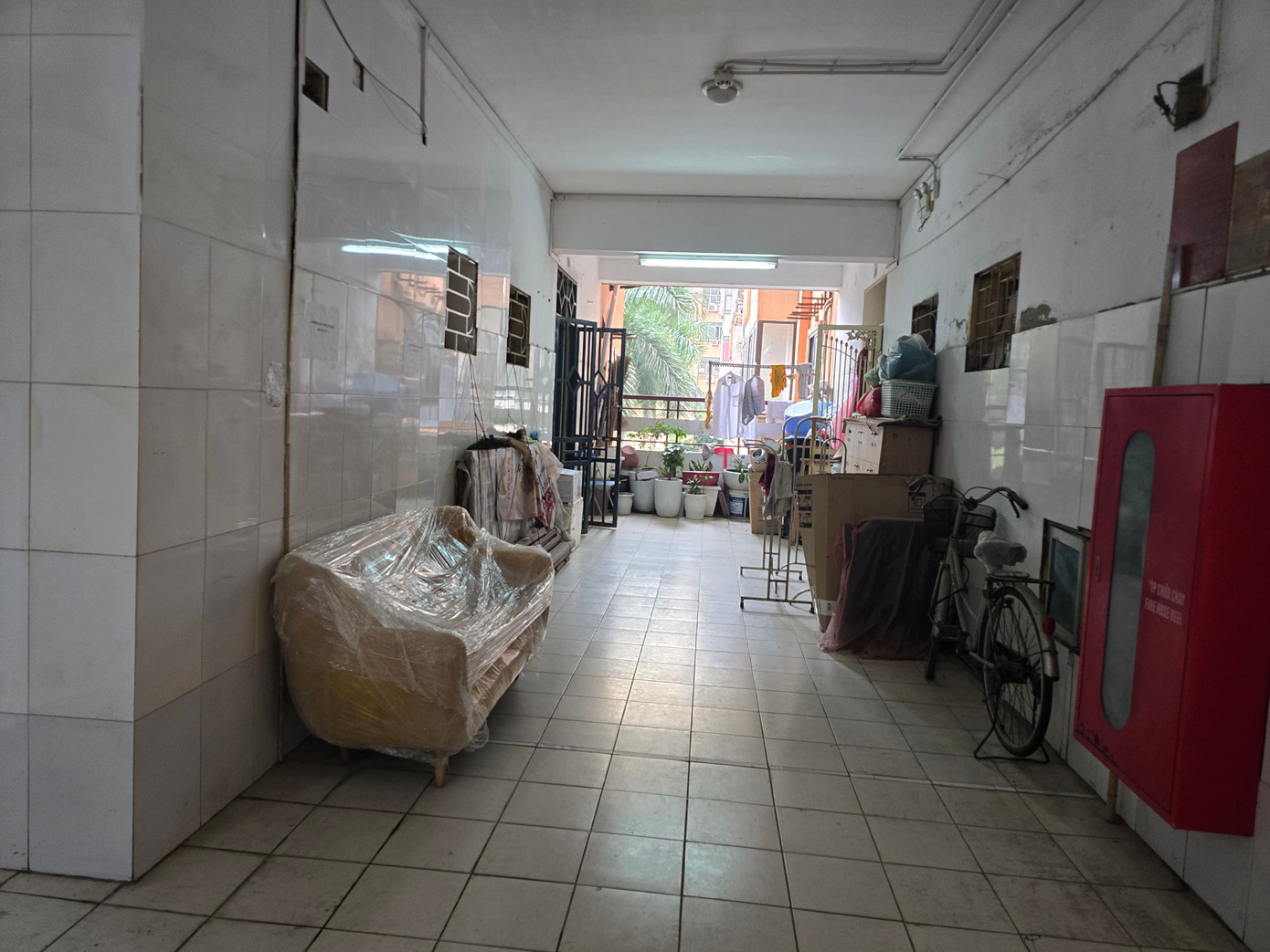 Hà Nội: Cận cảnh hành lang, cầu thang thoát hiểm của chung cư biến thành nhà kho - Ảnh 13