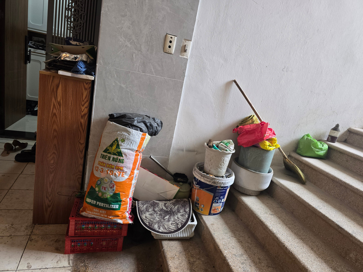Hà Nội: Cận cảnh hành lang, cầu thang thoát hiểm của chung cư biến thành nhà kho - Ảnh 15