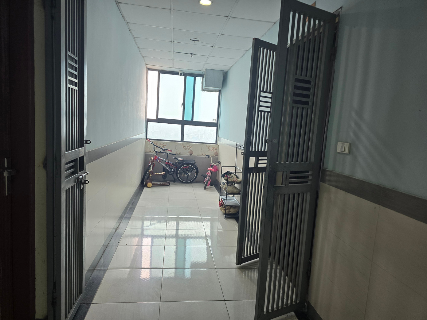 Hà Nội: Cận cảnh hành lang, cầu thang thoát hiểm của chung cư biến thành nhà kho - Ảnh 22