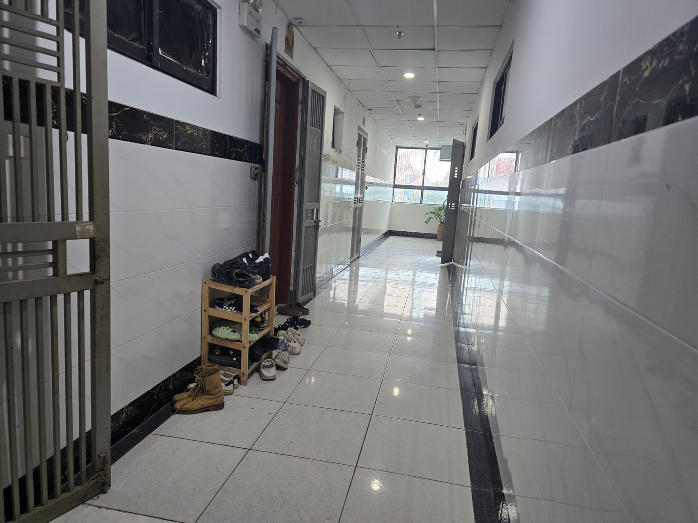 Hà Nội: Cận cảnh hành lang, cầu thang thoát hiểm của chung cư biến thành nhà kho - Ảnh 21