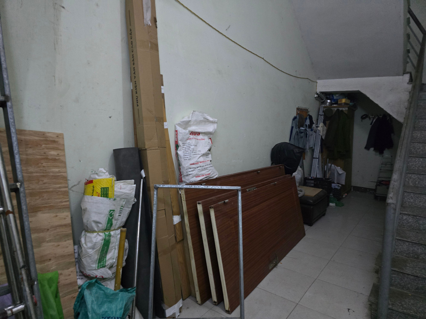 Hà Nội: Cận cảnh hành lang, cầu thang thoát hiểm của chung cư biến thành nhà kho - Ảnh 20