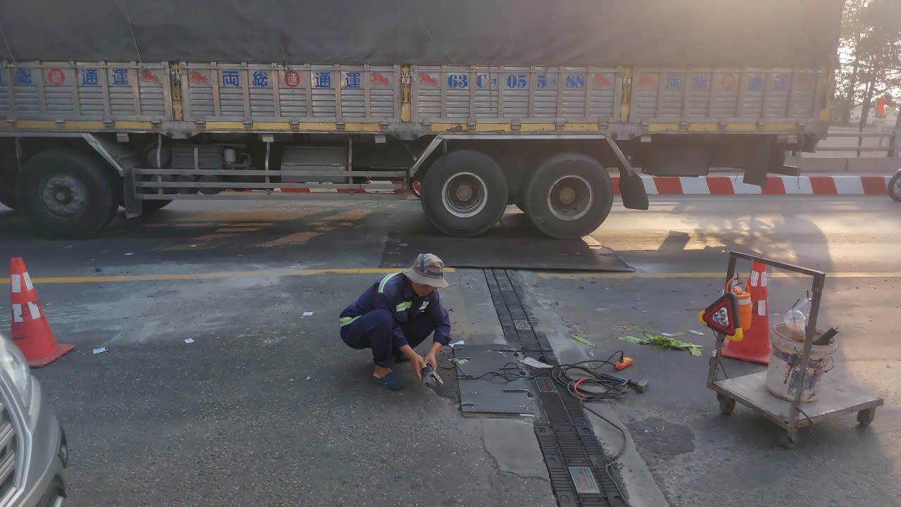 Vụ một cây cầu quan trọng ở TPHCM bị cảnh báo mất an toàn: Tiến hành sửa chữa các khe co giãn - Ảnh 1