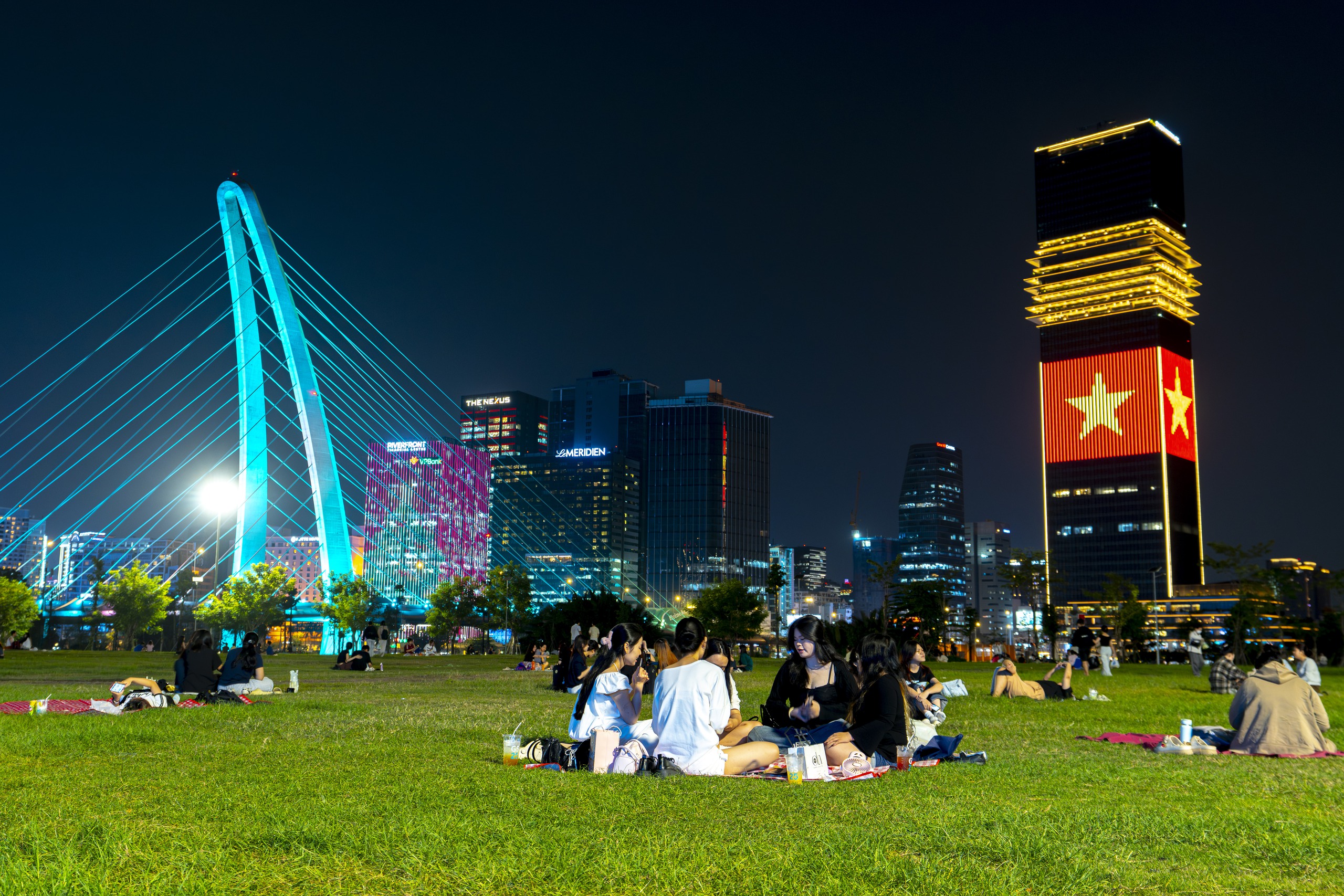 Buổi tối trong các văn phòng ở TP.HCM: VPBank sáng đèn nhiều hơn khách sạn, Viettel vẫn nhộn nhịp sau 20h, nhân viên CJ về đúng giờ - Ảnh 13