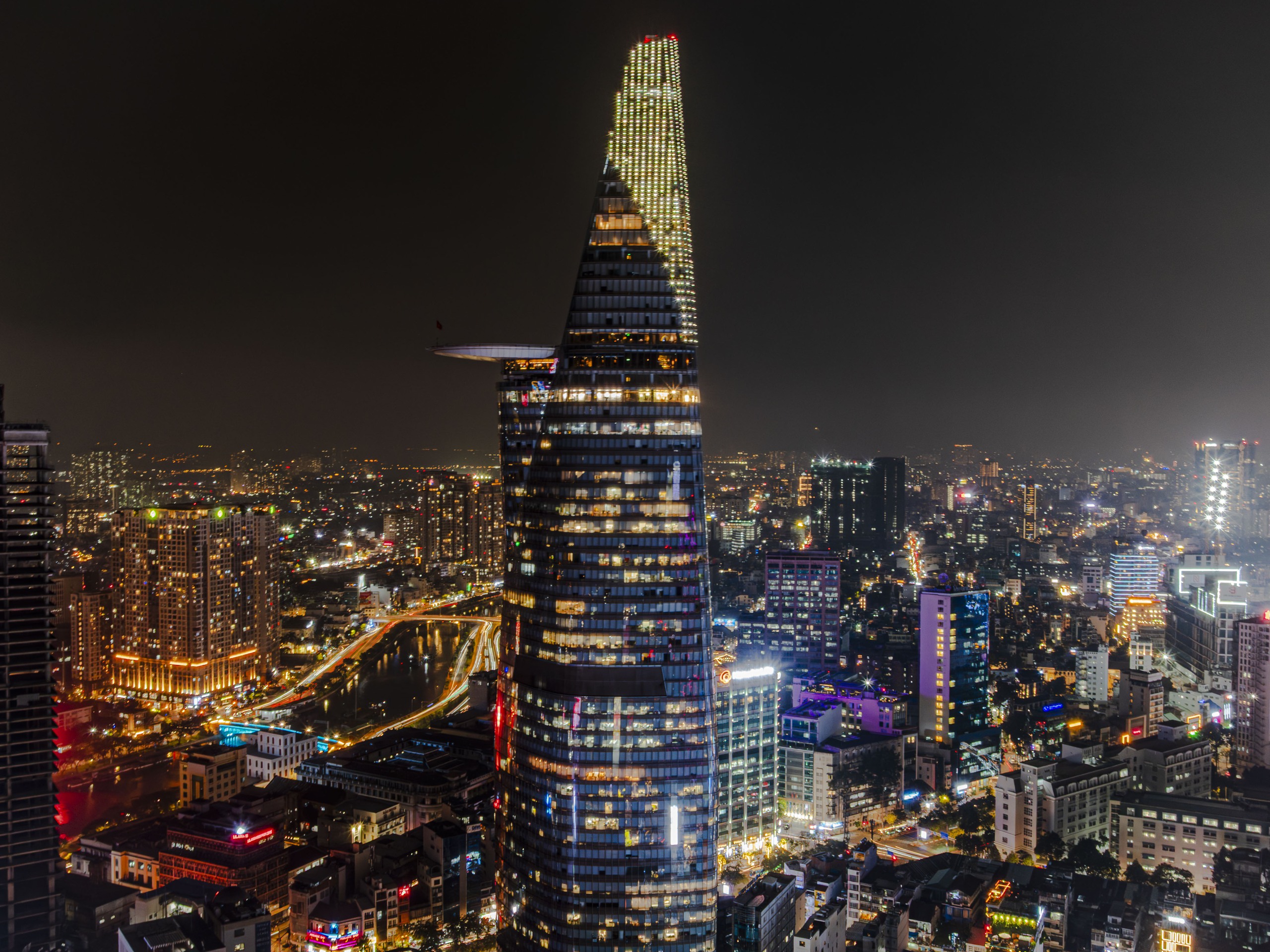 Buổi tối trong các văn phòng ở TP.HCM: VPBank sáng đèn nhiều hơn khách sạn, Viettel vẫn nhộn nhịp sau 20h, nhân viên CJ về đúng giờ - Ảnh 14