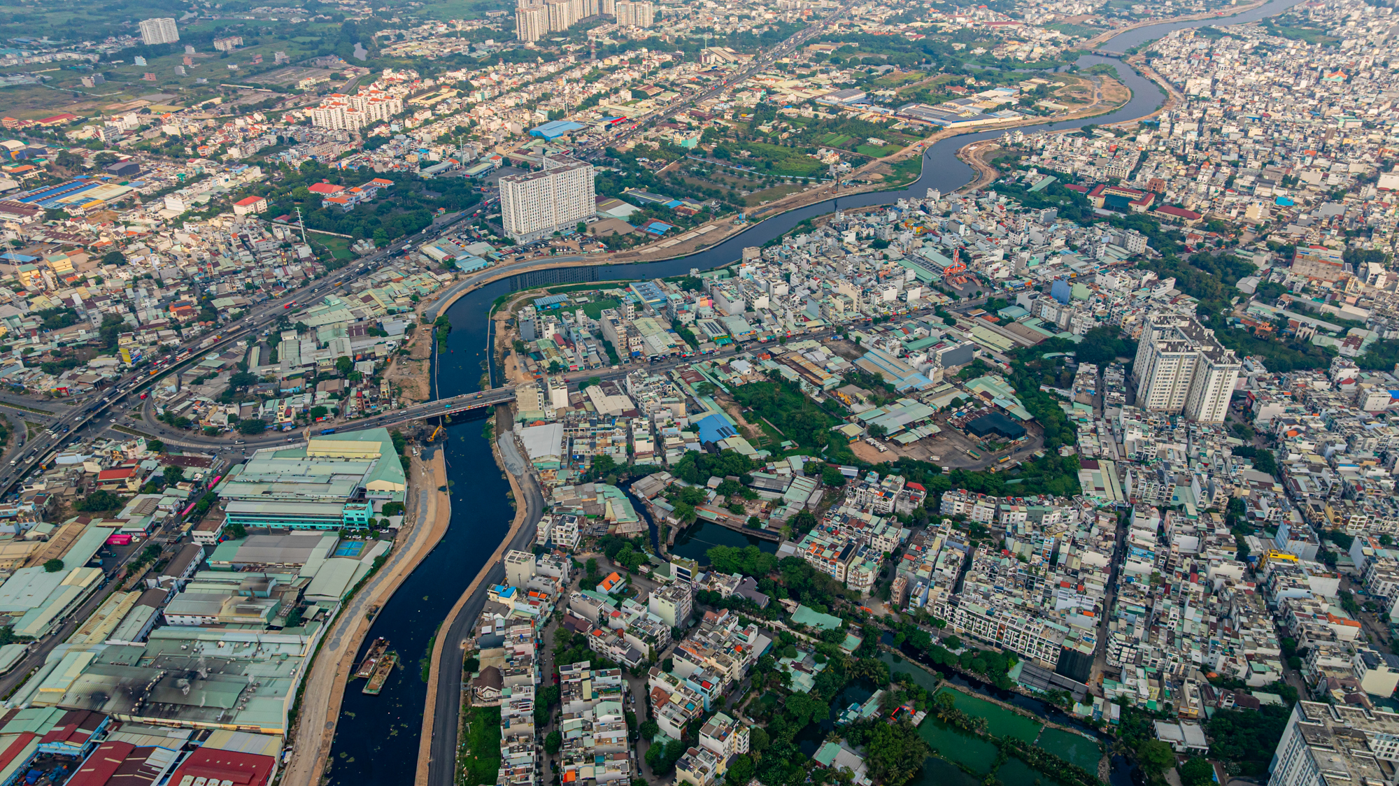 Dự án cải tạo kênh 9.000 tỷ, dài nhất TP.HCM: Đoạn đã “khoác áo mới”, đoạn vẫn ngổn ngang bùn đất - Ảnh 13