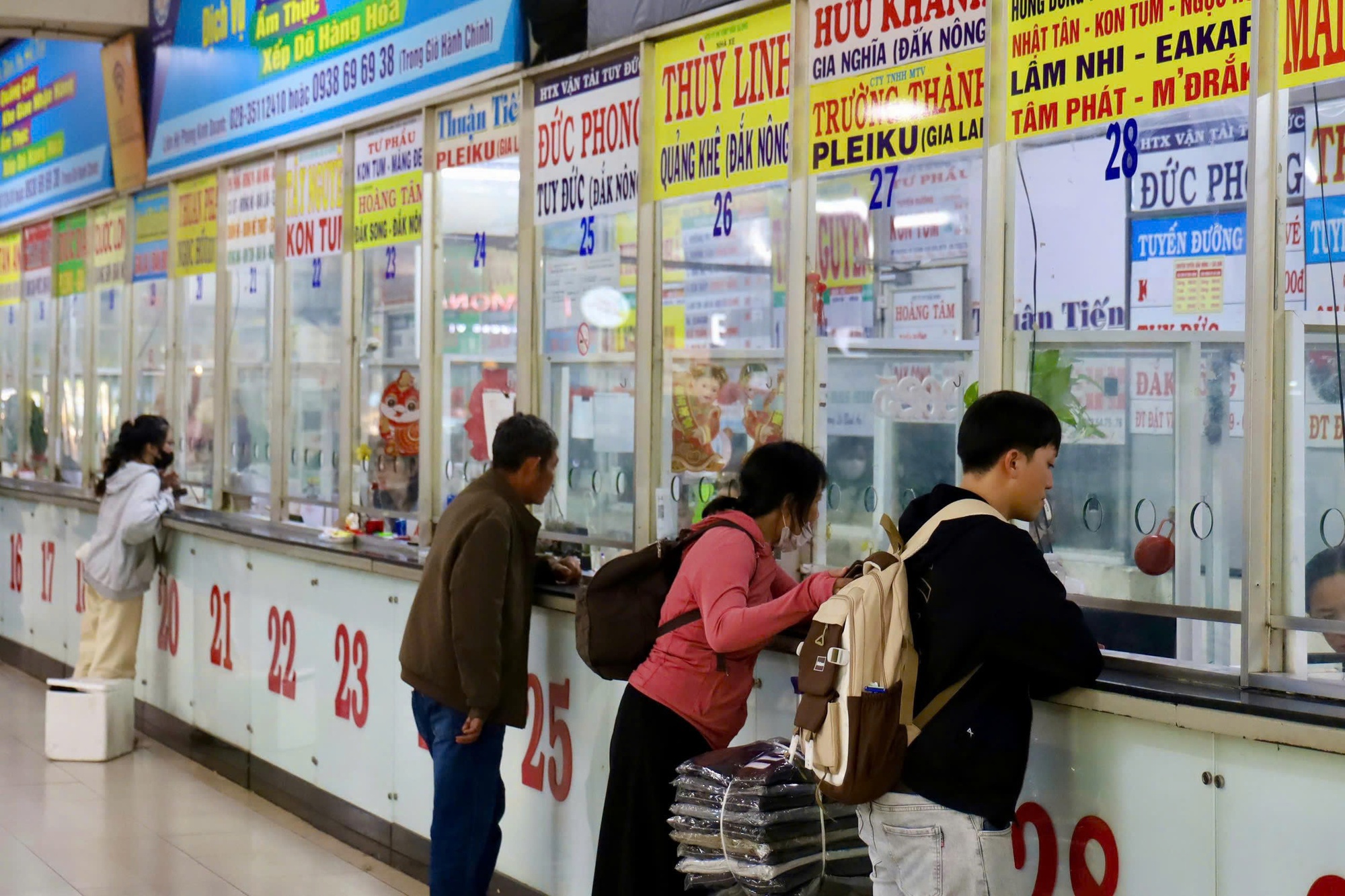 Vé Tết vẫn "sốt cao" - Ảnh 2