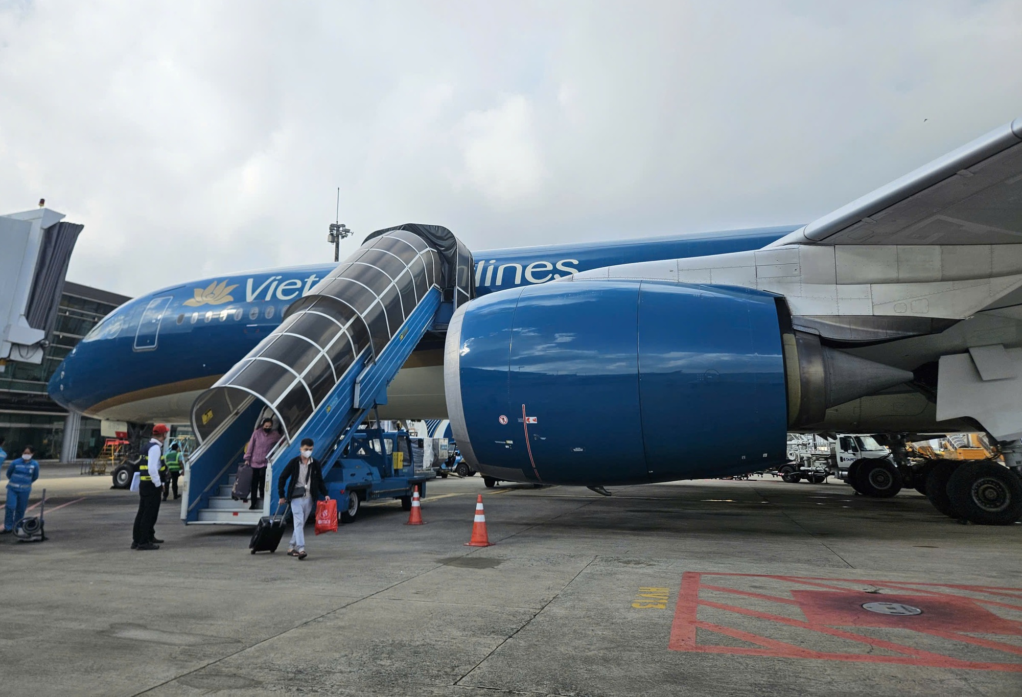 Vé Tết vẫn "sốt cao" - Ảnh 1