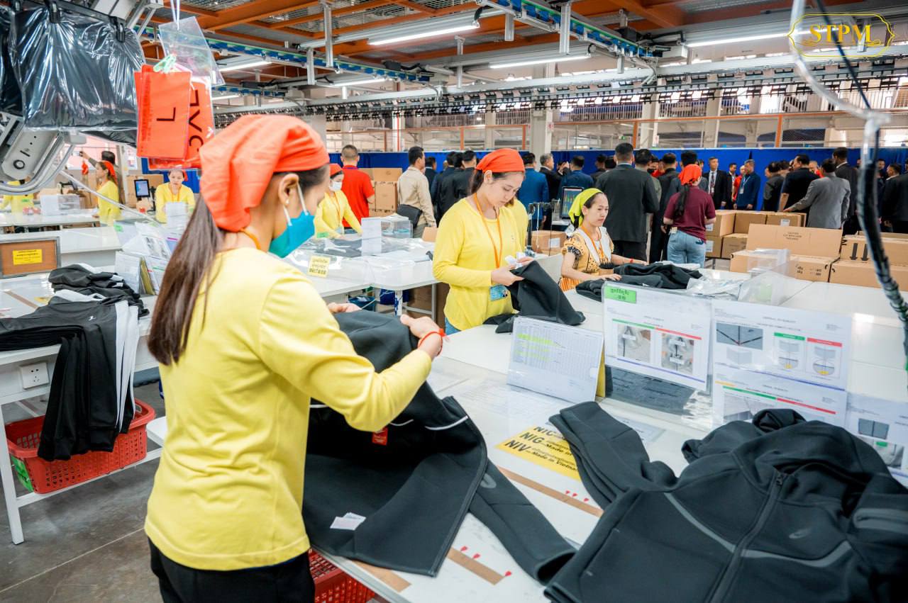 Tăng nhập, giảm xuất - Campuchia ngày càng phụ thuộc hàng Trung Quốc: Những con số 'biết nói' - Ảnh 1