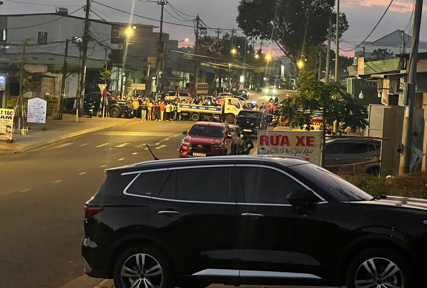 Cảnh sát phong toả căn nhà, truy tìm nghi phạm vụ cướp ngân hàng ở Gia Lai - Ảnh 10