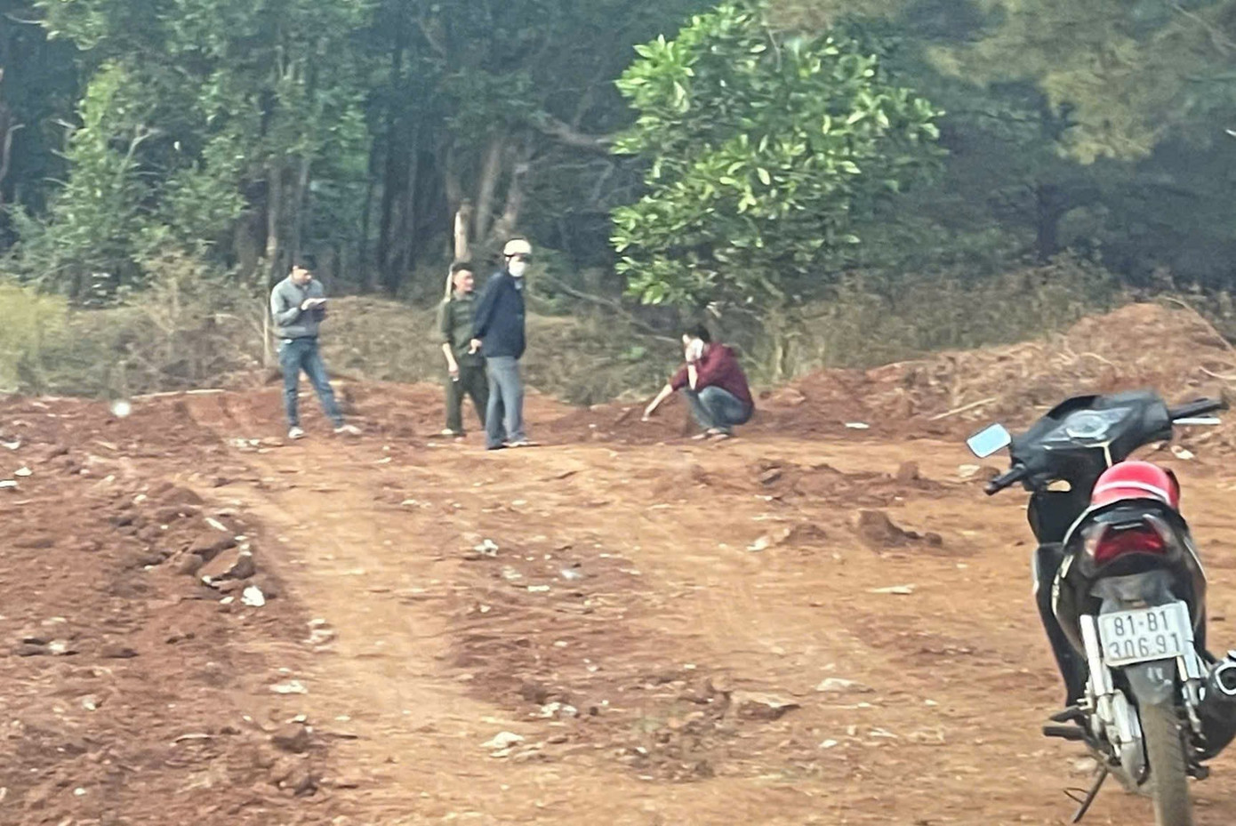 Cảnh sát phong toả căn nhà, truy tìm nghi phạm vụ cướp ngân hàng ở Gia Lai - Ảnh 14