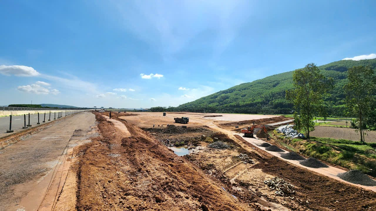 Cận cảnh thi công trạm dừng nghỉ trên cao tốc Quảng Ngãi – Hoài Nhơn - Ảnh 1