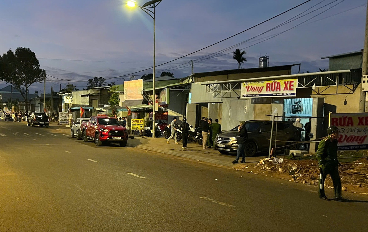 Cảnh sát phong toả căn nhà, truy tìm nghi phạm vụ cướp ngân hàng ở Gia Lai - Ảnh 7