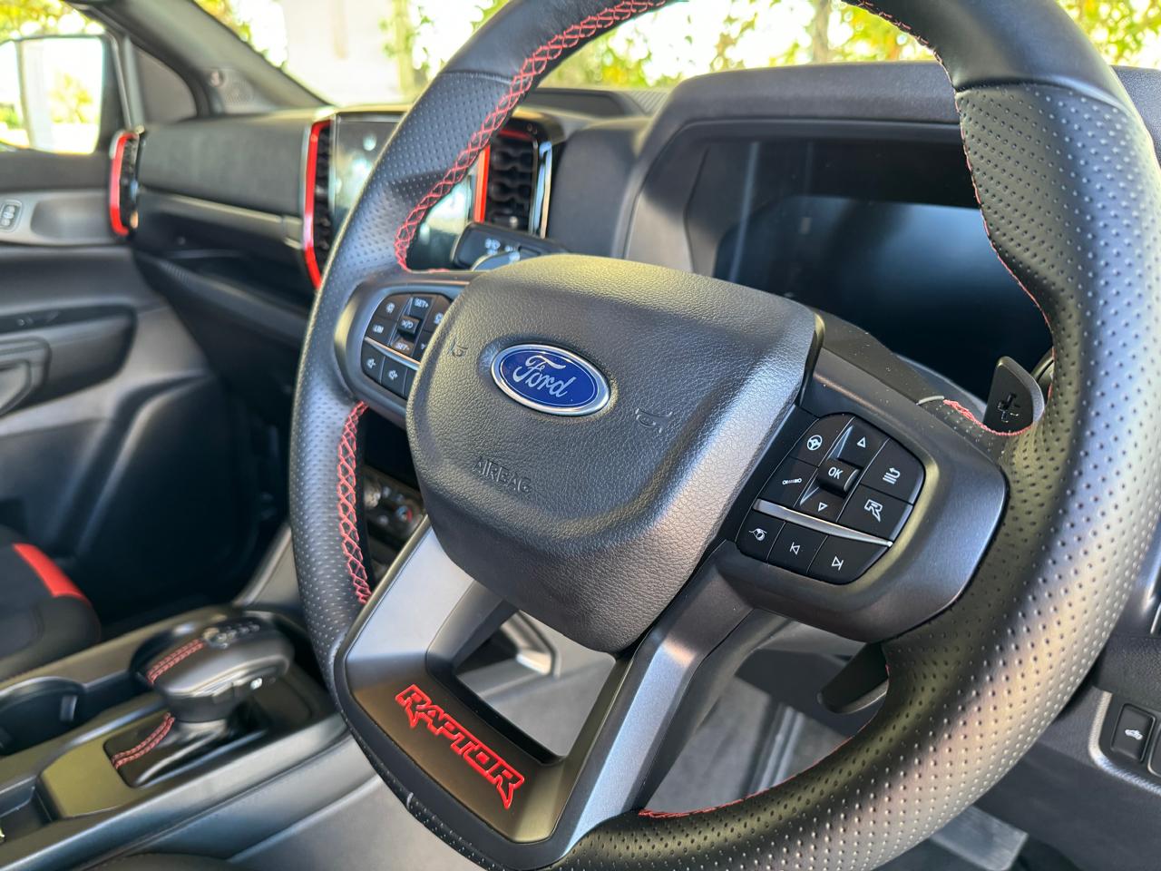 Ford Ranger Raptor máy xăng V6 về Việt Nam: Giá đồn đoán khoảng 2 tỷ đồng, nhiều trang bị hơn hẳn, dễ trở thành 'bán tải chơi' - Ảnh 5