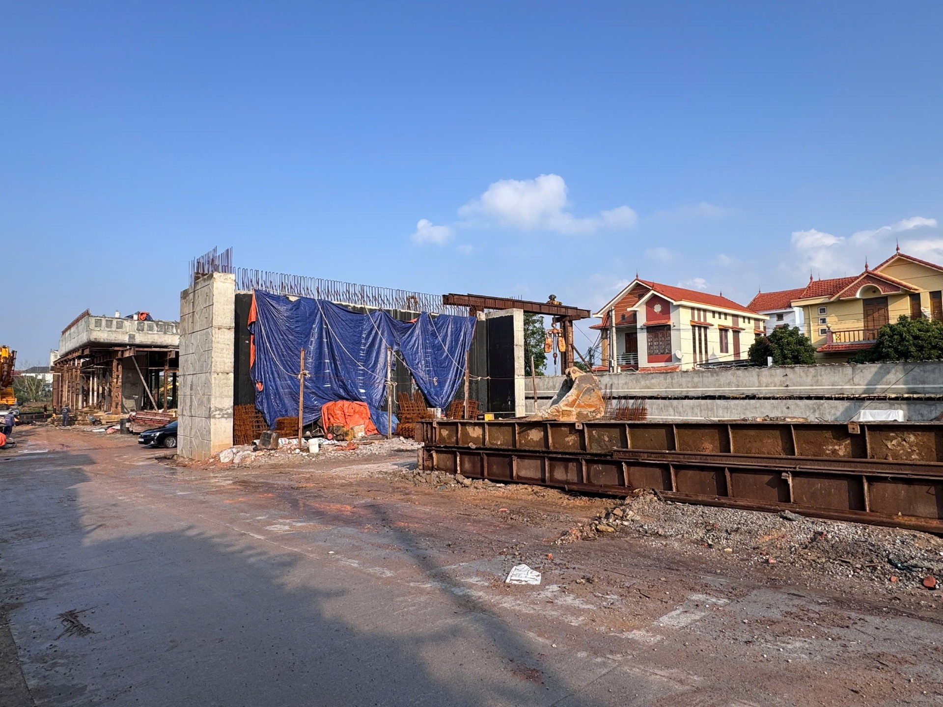 Dự án cầu vượt đường sắt Đồng Hới còn nhiều vướng mắc - Ảnh 1
