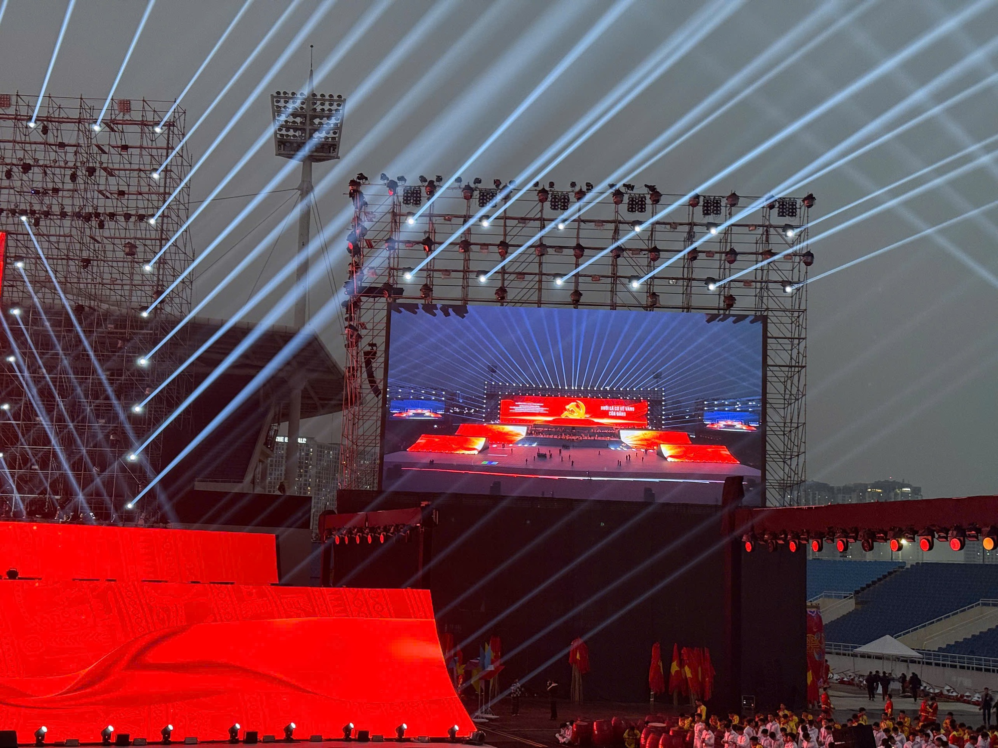 Nóng nhất Hà Nội hôm nay: Sun Group chuẩn bị 950 giàn phun, 4.400 ống pháo hỏa thuật cùng 4.600 pháo hoa nổ tầm cao, sẵn sàng cho “concert pháo hoa quốc gia” - Ảnh 8