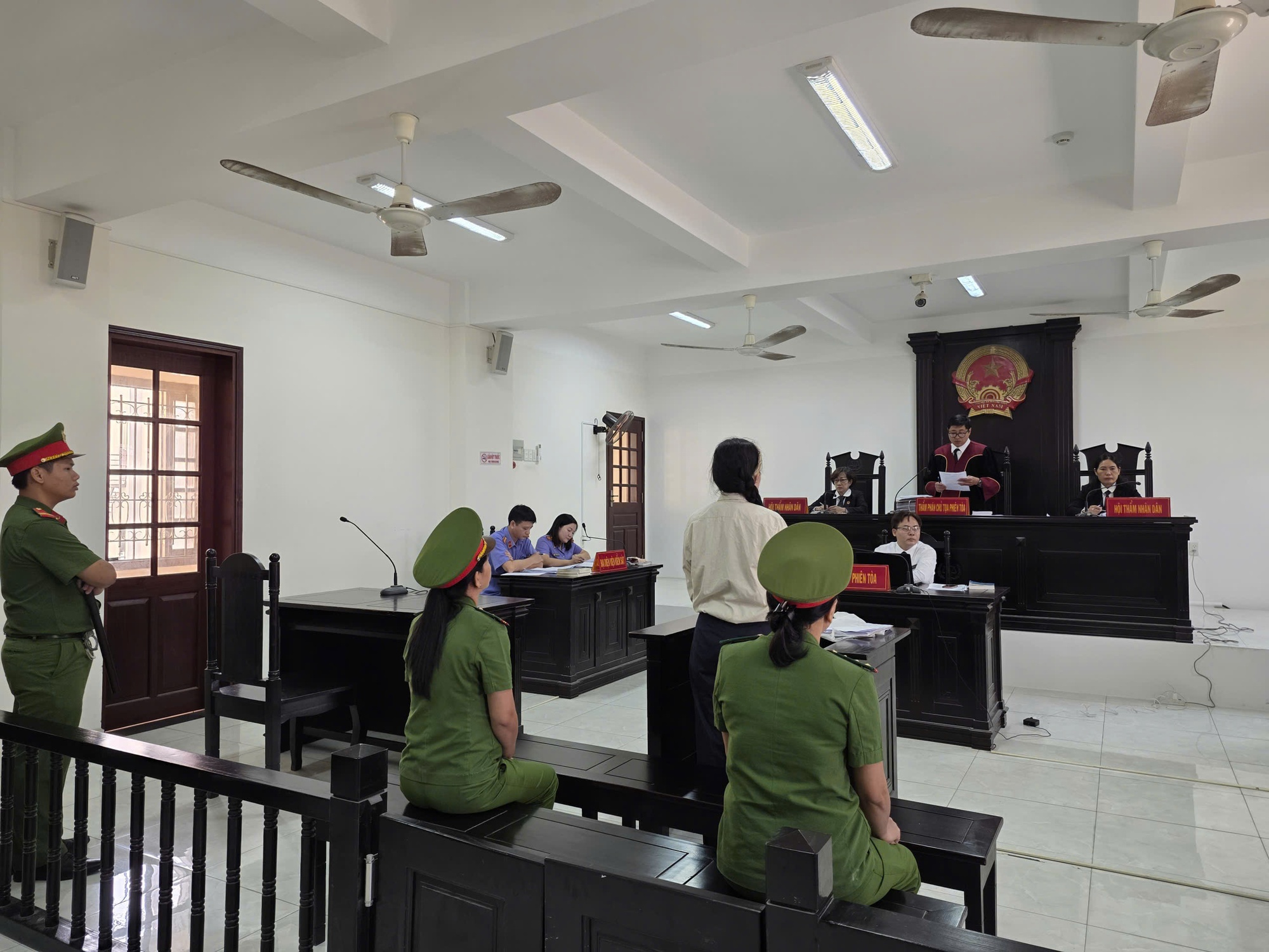 Vợ chồng bà Nguyễn Phương Hằng không đến toà theo giấy triệu tập, bà Đinh Lan muốn hoãn phiên toà - Ảnh 4