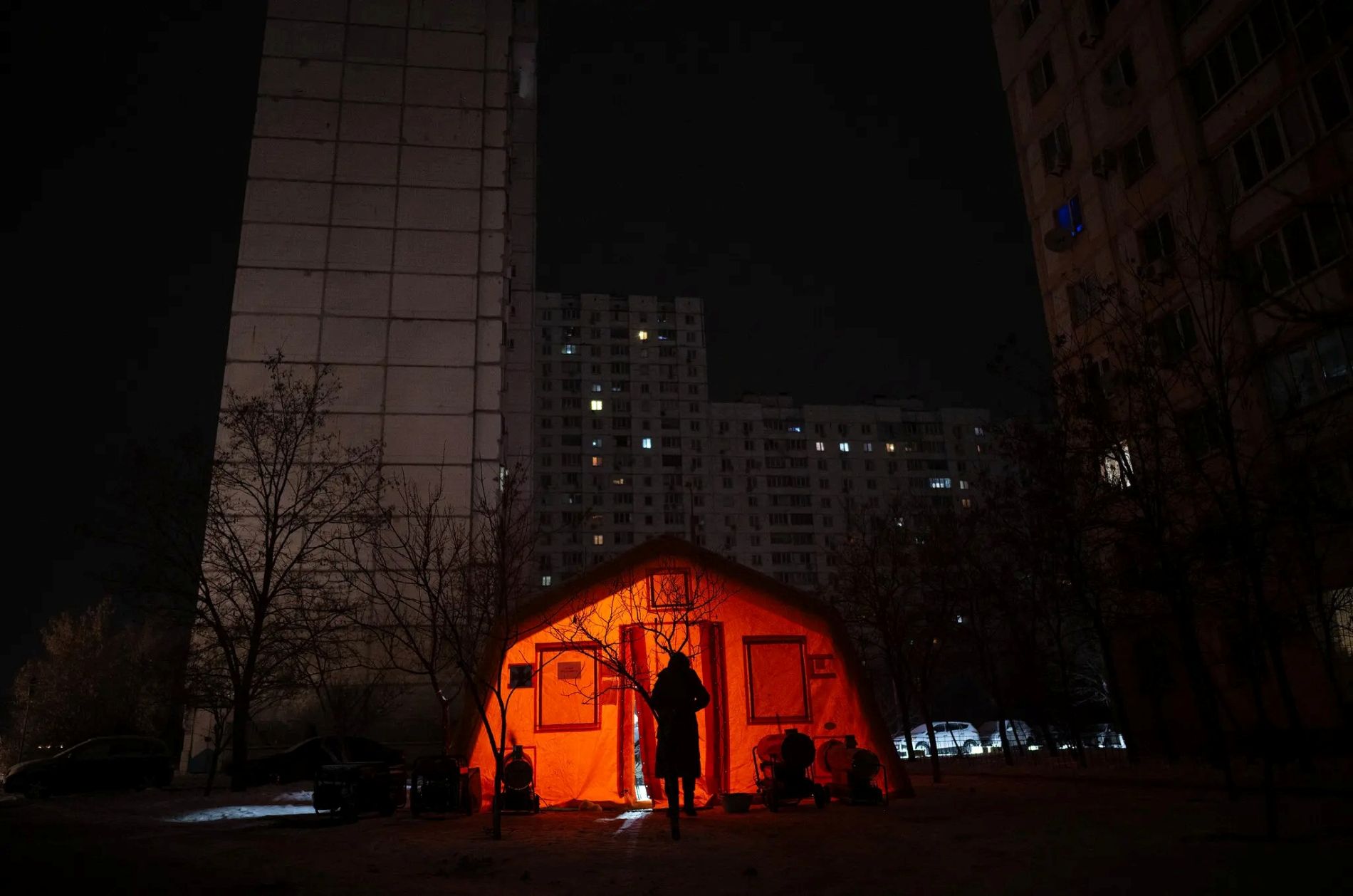 Nga "đưa" Kiev về mùa đông lạnh lẽo nhất: Không điện nước, phải dùng gạch để sưởi ấm - Ảnh 1