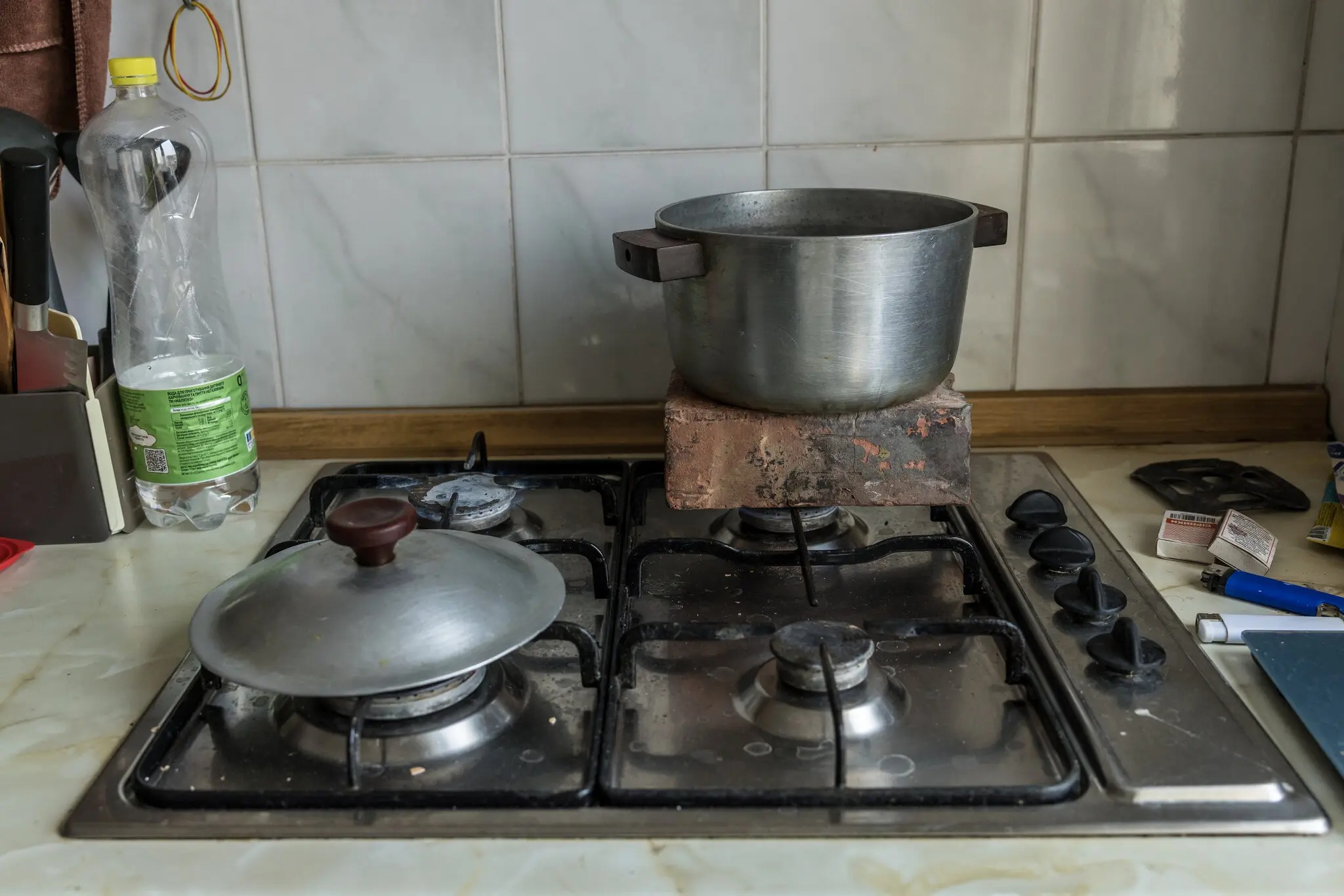 Nga "đưa" Kiev về mùa đông lạnh lẽo nhất: Không điện nước, phải dùng gạch để sưởi ấm - Ảnh 2