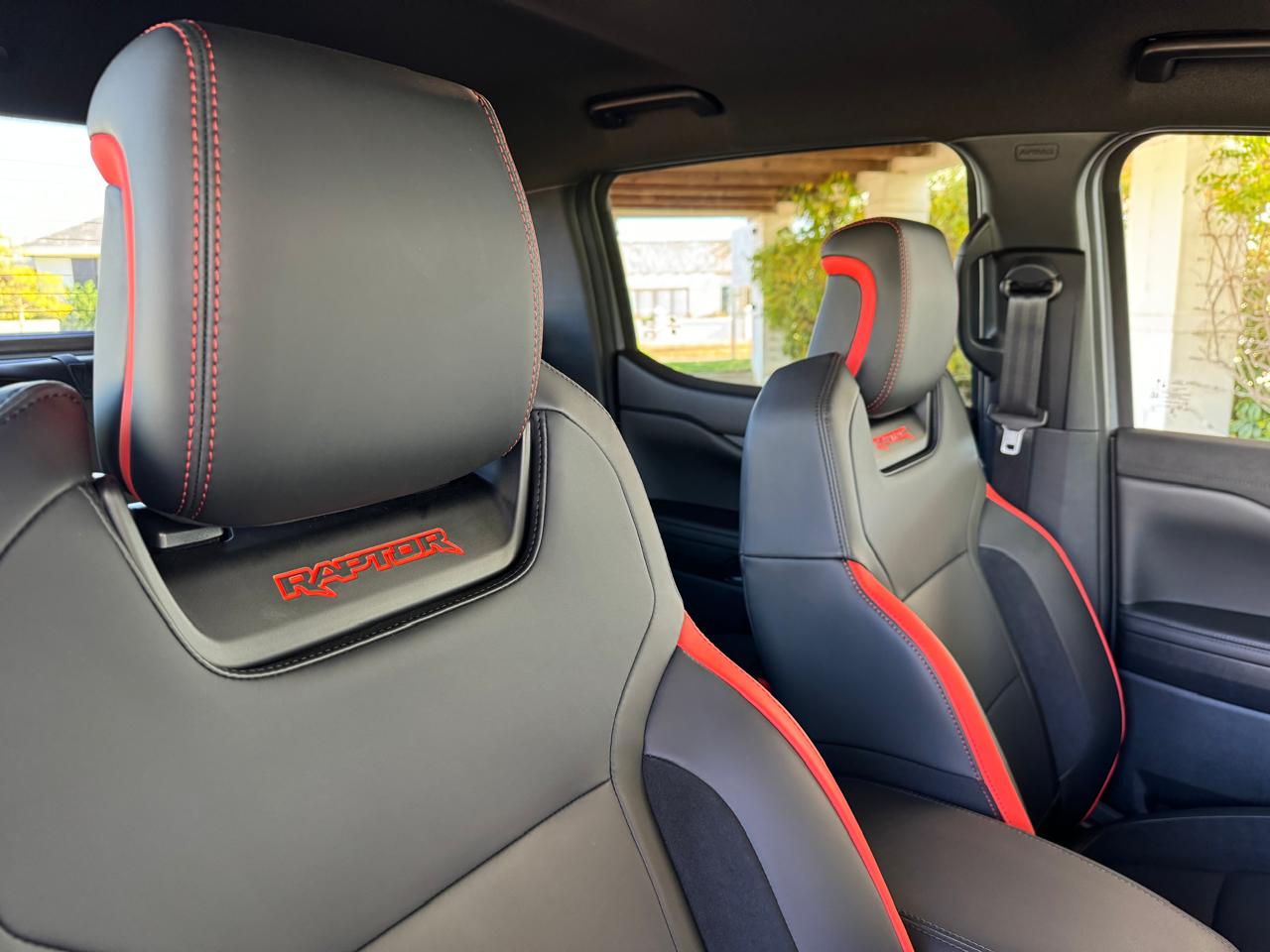 Ford Ranger Raptor máy xăng V6 về Việt Nam: Giá đồn đoán khoảng 2 tỷ đồng, nhiều trang bị hơn hẳn, dễ trở thành 'bán tải chơi' - Ảnh 9