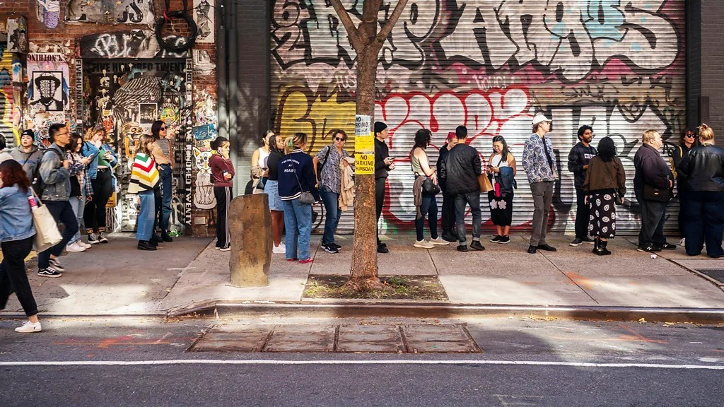 Phong trào xếp hàng để mua đồ ăn gây sốt - Ảnh 1