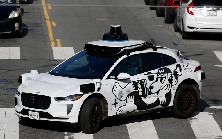 Xe điện có thể “tự cảm nhận” nguy cơ mất lái: AI vật lý mở ra bước tiến mới cho xe tự hành an toàn - Ảnh 1