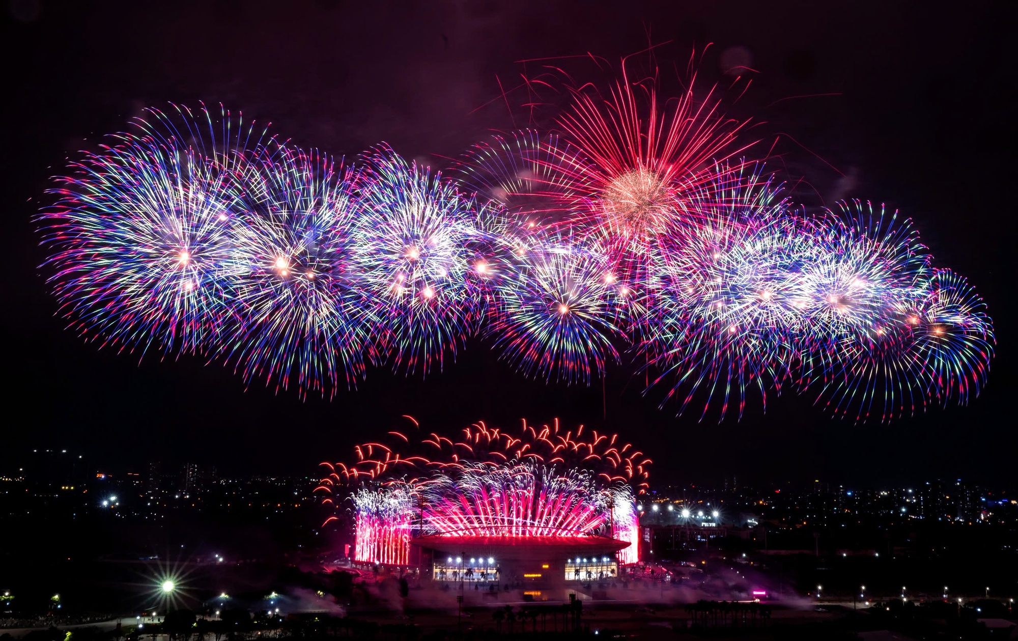 Không chỉ là ông lớn bất động sản, tập đoàn này còn đứng sau những màn pháo hoa lớn nhất, đẹp nhất và nhiều kỷ lục nhất Việt Nam - Ảnh 1