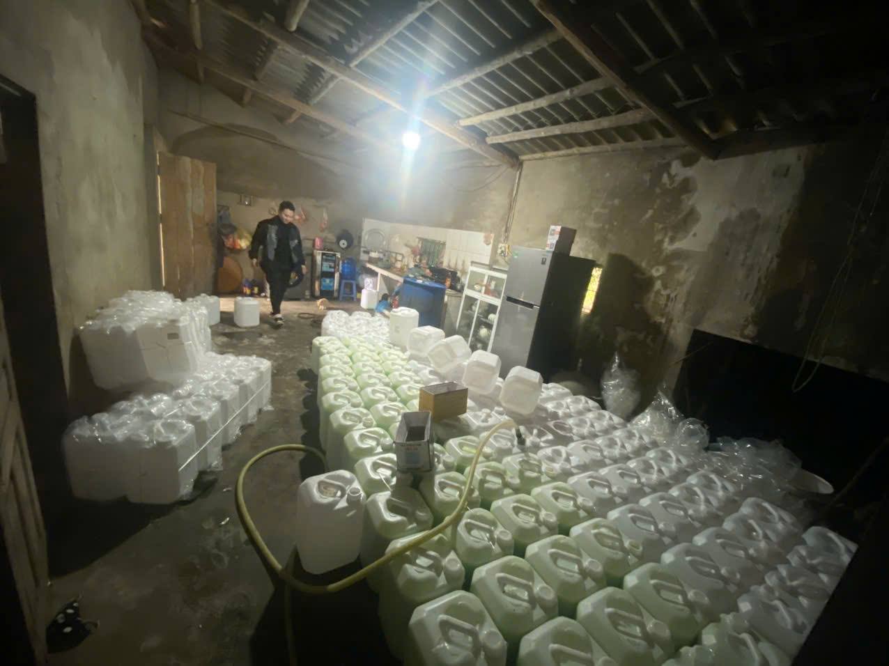 Sau vụ pate Cột Đèn Hải Phòng, tiếp tục phát hiện và thu giữ lô rượu cốm không hóa đơn chứng từ - Ảnh 4