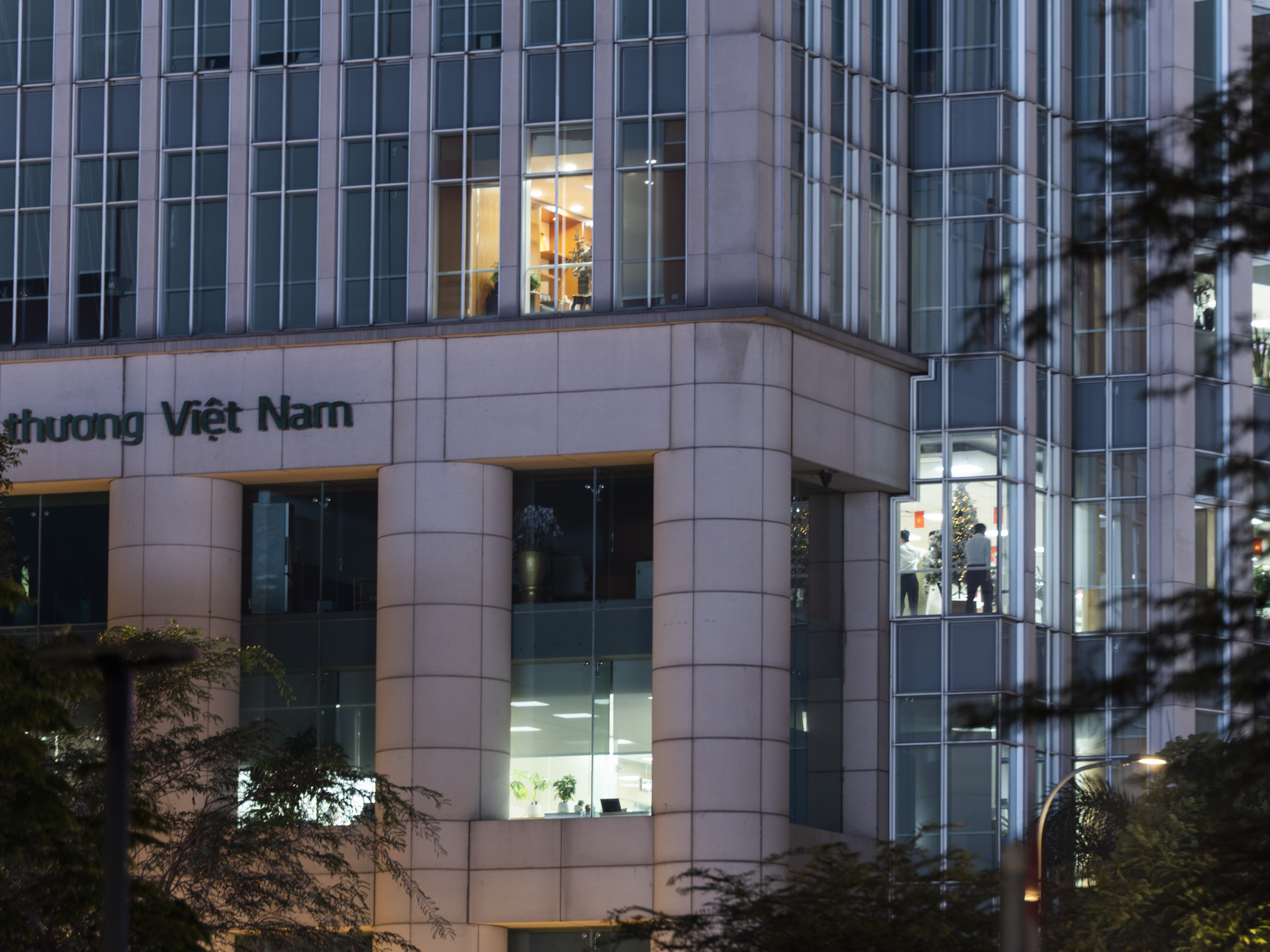 Buổi tối trong các văn phòng ở TP.HCM: VPBank sáng đèn nhiều hơn khách sạn, Viettel vẫn nhộn nhịp sau 20h, nhân viên CJ về đúng giờ - Ảnh 2