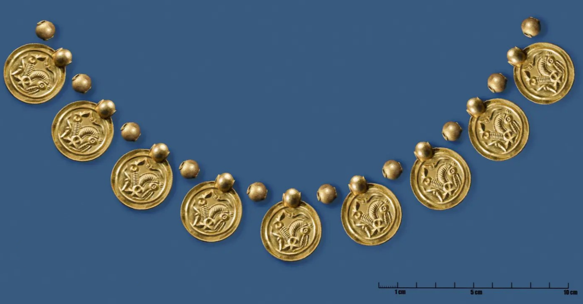 Đang đi chơi, người đàn ông nhặt được "kho báu" vàng - Ảnh 2