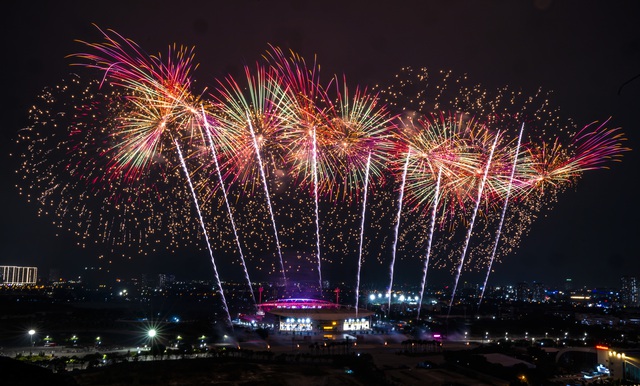 Mãn nhãn buổi tổng duyệt pháo hoa tối 21/1, Sun Group hé lộ: Mới chỉ bằng 5% so với quy mô buổi chính thức - Ảnh 1