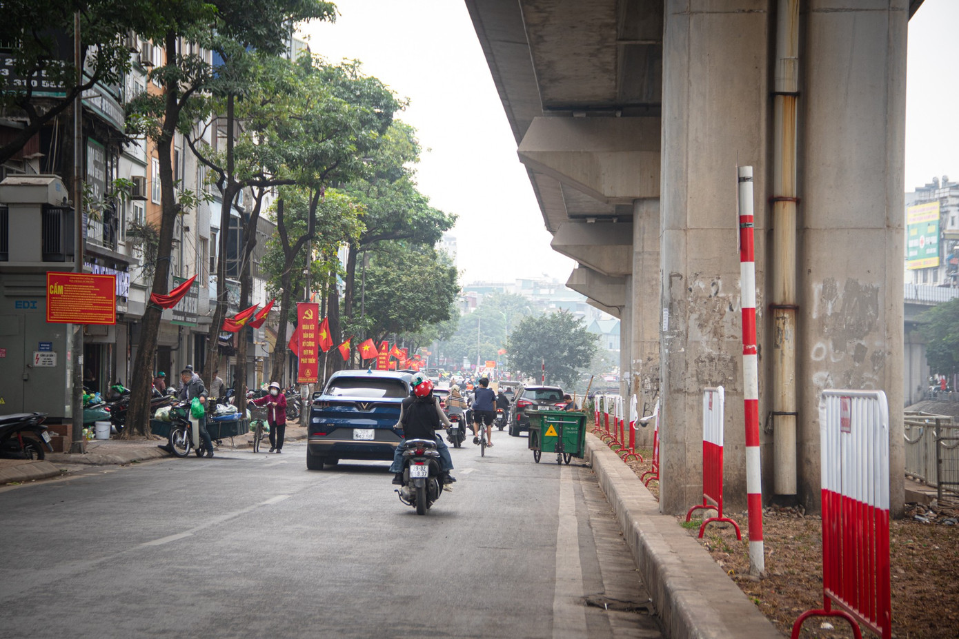 Phố Cầu Mới thông thoáng bất ngờ sau khi 'xóa sổ' chợ tự phát - Ảnh 1