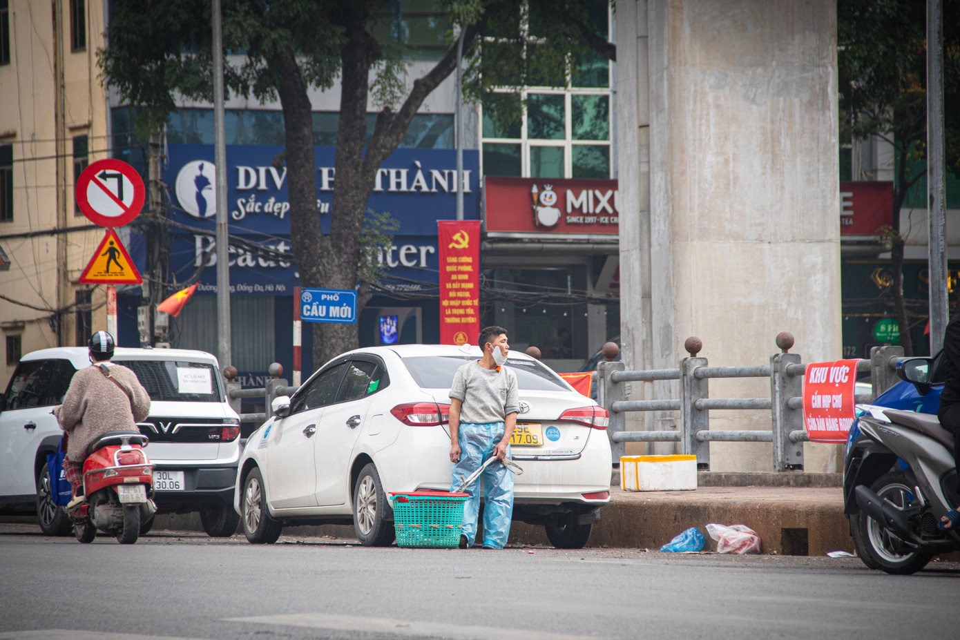 Phố Cầu Mới thông thoáng bất ngờ sau khi 'xóa sổ' chợ tự phát - Ảnh 10